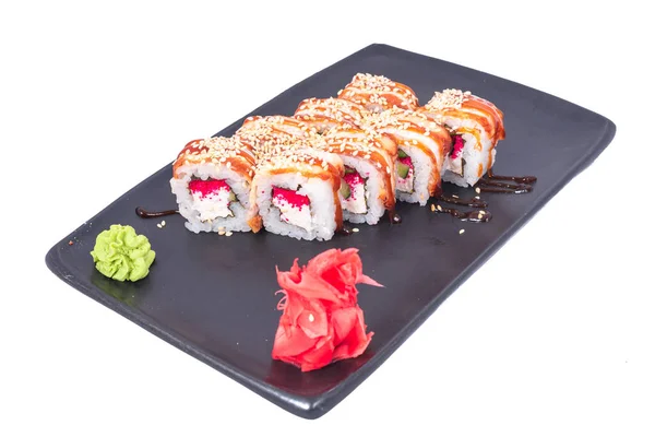 Japonské mořské plody Sushi rolka izolované na bílém zblízka. Japonská restaurace, sushi maki gunkan rolka nebo talíř set. Maki sushi rolky s lososem a avokádem. Sushi izolované v bílém — Stock fotografie