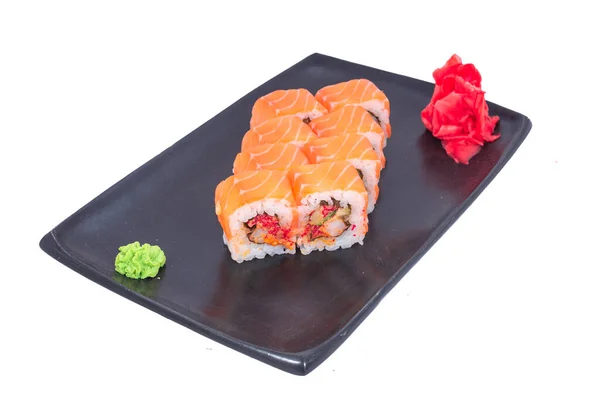 Japanse zeevruchten sushi roll geïsoleerd op wit close-up. Japans restaurant, sushi maki gunkan roll plaat of schotel set. Maki sushi broodjes met zalm en avocado. Sushi geïsoleerd op wit — Stockfoto