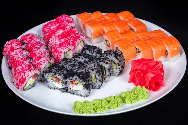Japon Mutfağı - Karides ve Conger, Avokado, Tobiko ve Peynirli Suşi Roll. Suşi, tempura, Japon yemeği, geleneksel Japon mutfağı, Çıtır Karides Tempura Roll.