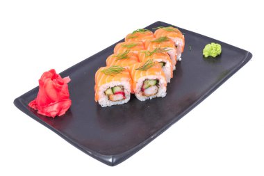 Japon deniz ürünleri suşi rulosu beyaza yakın izole edilmiş. Japon yemek restoranı, suşi maki gunkan rulo tabak ya da tabak seti. Maki suşisi somon ve avokado ile yuvarlanır. Suşi bembeyaz.