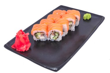 Japon deniz ürünleri suşi rulosu beyaza yakın izole edilmiş. Japon yemek restoranı, suşi maki gunkan rulo tabak ya da tabak seti. Maki suşisi somon ve avokado ile yuvarlanır. Suşi bembeyaz.