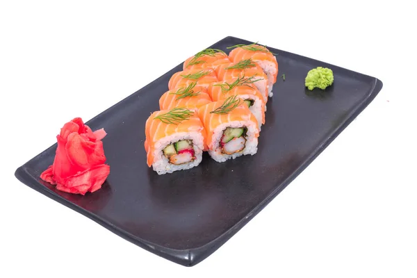 Mariscos japoneses Sushi roll aislado en blanco de cerca. Restaurante de comida japonesa, plato de rollo de sushi maki gunkan o set de platos. Rollos de Maki Sushi con salmón y aguacate. Sushi aislado en blanco — Foto de Stock