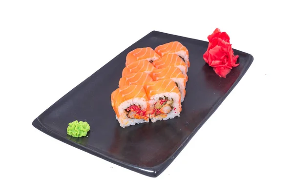 日本海鲜寿司卷孤立在白色的特写。日本料理餐厅,寿司麻木卷盘或盘盘.Maki Sushi卷鲑鱼和鳄梨。寿司在白色处被隔离 — 图库照片