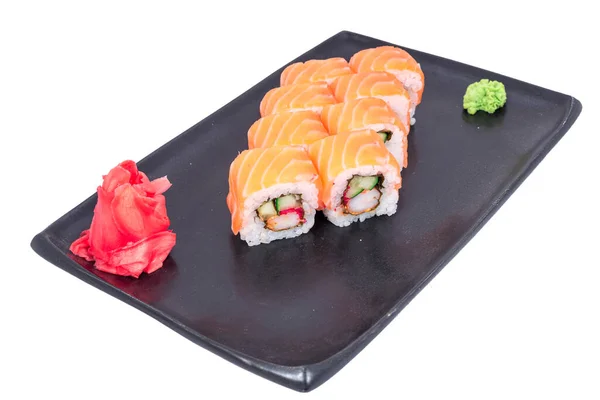 Sushi giapponese ai frutti di mare isolato su bianco da vicino. Ristorante giapponese, piatto o piatto di sushi maki gunkan roll. Rotoli di sushi Maki con salmone e avocado. Sushi isolato a bianco — Foto Stock