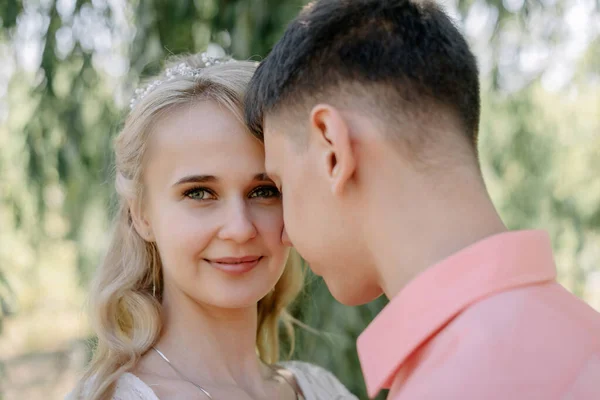 Bride and groom at wedding Day walking Outdoors on spring nature. Bridal couple, Happy Newlywed woman and man embracing in green park. Loving wedding couple outdoor. Wedding shot of bride and groom in — Stock Photo, Image