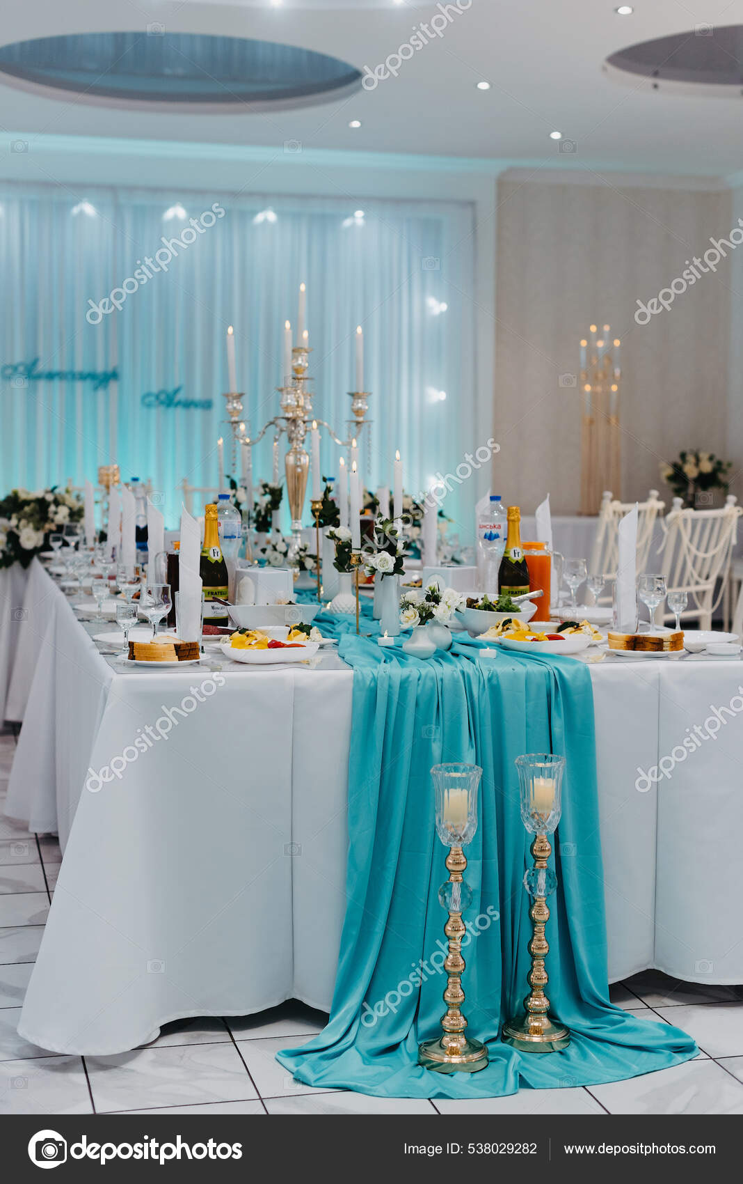 Salón de banquetes de boda decorado con flores. Ajuste de mesa en una  recepción de boda de lujo. Servido para mesas de banquete en un lujoso  interior. — Foto de stock #538029282 © AZZ, image size:1068x1700