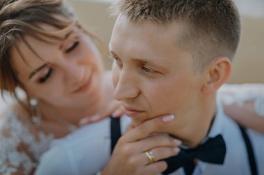 Ateşli bir kadın bahçede şefkatli bir erkek gösteriyor. Parkta duygularını ifade eden seksi bir çiftin portresi. Gelin ve damat açık havada düğün töreninde öpüşüyor. Gelin ve damat nazikçe öpüşürler.