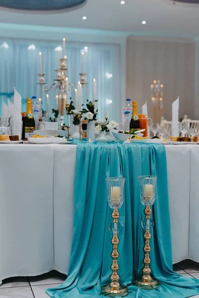 Sala weselna ozdobiona kwiatami. Nakrycie stołu na luksusowym weselu. Służy do stołów bankietowych w luksusowym wnętrzu. — Zdjęcie stockowe