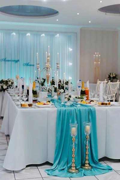 Salão do banquete de casamento decorado com flores. Cenário de mesa em uma recepção de casamento de luxo. Servido para mesas de banquete em um interior luxuoso. — Fotografia de Stock