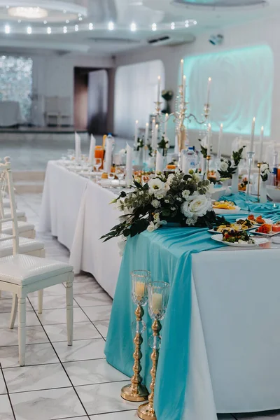 Esküvői bankett terem díszített virágok. Asztalbeállítás egy luxus esküvői fogadáson. Bankettasztalhoz szolgálva, fényűző belső térben.. — Stock Fotó