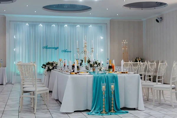 Sala weselna ozdobiona kwiatami. Nakrycie stołu na luksusowym weselu. Służy do stołów bankietowych w luksusowym wnętrzu. — Zdjęcie stockowe