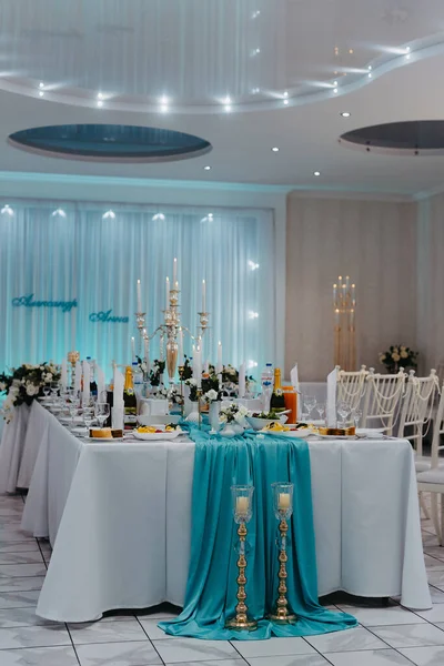 Bruiloft Banketzaal versierd met bloemen. Tafelopstelling op een luxe trouwreceptie. Geserveerd voor bankettafels in een luxe interieur. — Stockfoto