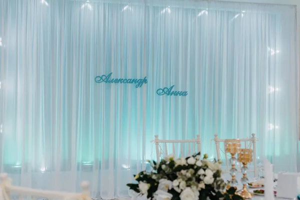 Salão do banquete de casamento decorado com flores. Cenário de mesa em uma recepção de casamento de luxo. Servido para mesas de banquete em um interior luxuoso. — Fotografia de Stock