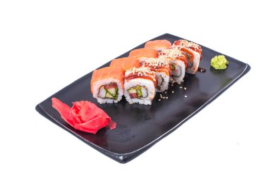 Japon deniz ürünleri suşi rulosu beyaza yakın izole edilmiş. Japon yemek restoranı, suşi maki gunkan rulo tabak ya da tabak seti. Maki suşisi somon ve avokado ile yuvarlanır. Suşi bembeyaz.