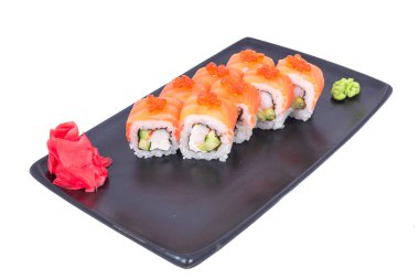 Japon deniz ürünleri suşi rulosu beyaza yakın izole edilmiş. Japon yemek restoranı, suşi maki gunkan rulo tabak ya da tabak seti. Maki suşisi somon ve avokado ile yuvarlanır. Suşi bembeyaz.