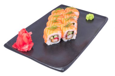 Japon deniz ürünleri suşi rulosu beyaza yakın izole edilmiş. Japon yemek restoranı, suşi maki gunkan rulo tabak ya da tabak seti. Maki suşisi somon ve avokado ile yuvarlanır. Suşi bembeyaz.