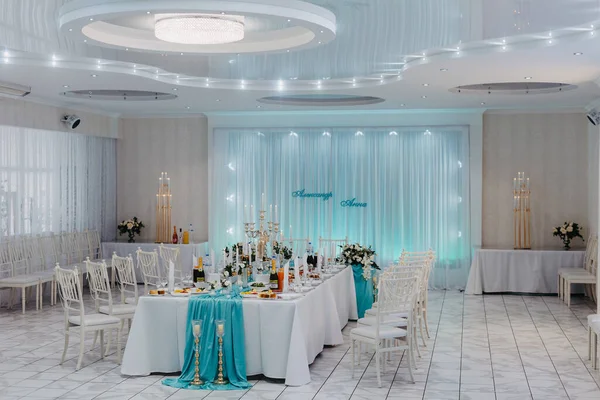 Свадебный банкетный зал украшен цветами. Накрытие стола на роскошный свадебный прием. Подается для банкетных столов в роскошном интерьере. — стоковое фото