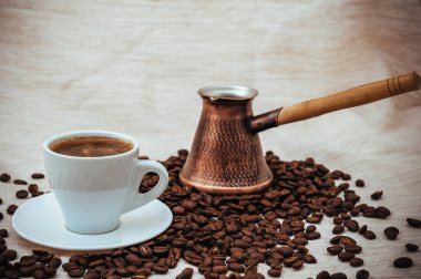 Kahve türkü ve Coffe Kupası. Kahve çekirdekleri kalp şeklinde. kahve çekirdekleri beyaz arka plan üzerinde izole. kavrulmuş kahve çekirdekleri, bir arka plan olarak kullanılabilir.