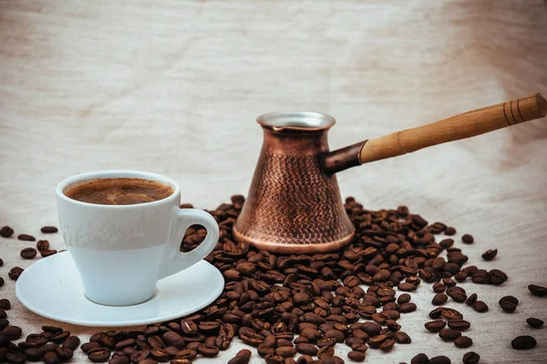 Кава Турка і чашка кави. Кавові зерна у формі серця. Кавові зерна, ізольовані на білому фоні. смажені боби кави, можуть бути використані в якості фону. — стокове фото