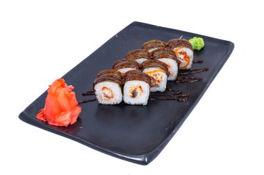 Japon deniz ürünleri suşi rulosu beyaza yakın izole edilmiş. Japon yemek restoranı, suşi maki gunkan rulo tabak ya da tabak seti. Maki suşisi somon ve avokado ile yuvarlanır. Suşi bembeyaz.