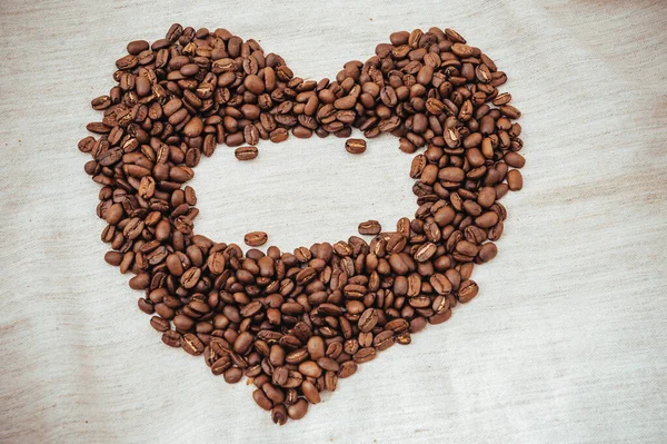 Srdce z Coffe beans. Kávová zrna ve tvaru srdce. kávová zrna izolovaných na bílém pozadí. pražená kávová zrna, lze použít jako pozadí. — Stock fotografie