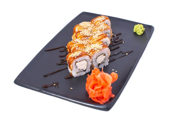 Японские морепродукты Суши ролл изолирован на белом крупным планом. Японская кухня ресторан, суши маки Gunkan рулон тарелку или блюдо набор. Маки суши с лососем и авокадо. Суши изолированы в белом — стоковое фото