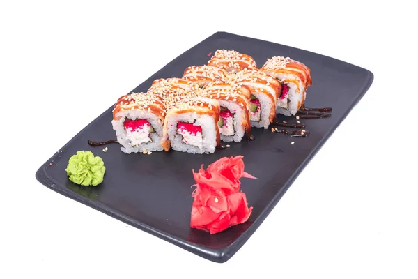 Ιαπωνικά θαλασσινά ρολό σούσι απομονώνονται σε λευκό από κοντά. Ιαπωνικό εστιατόριο τροφίμων, sushi maki gunkan πιάτο ρολό ή πιατέλα που. Maki Sushi ρολά με σολομό και αβοκάντο. Σούσι απομονωμένο σε λευκό χρώμα — Φωτογραφία Αρχείου