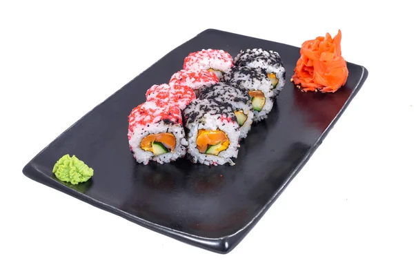 Fruits de mer japonais Sushi rouleau isolé sur blanc gros plan. Restaurant japonais, assiette ou plateau de sushi maki gunkan. Maki Sushi au saumon et à l'avocat. Sushi isolé au blanc — Photo