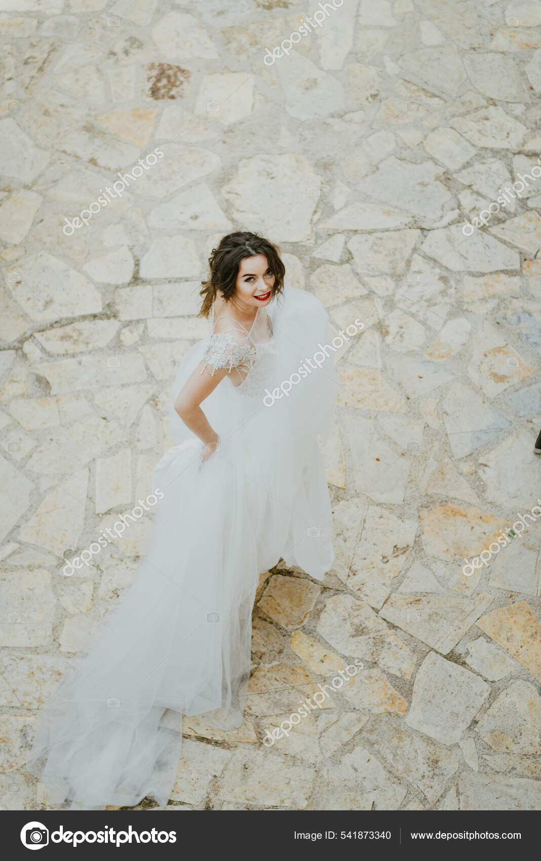 Mujer nupcial caminando en el castillo antiguo hermosa novia elegante en  vestido de lujo. hermosa novia, image size:1068x1700