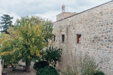 Sanatsal işleme, beyaz gelinlikli fantezi kız prenses ortaçağ kalesi odasında dikiliyor ve klasik pencereye bakıyor. Lüks bir dairede gelinlik içinde güzel ve nazik bir kız.