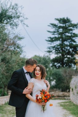 Tuscany, İtalya 'da düğün günlerinde yürüyen mutlu, güler yüzlü bir çift. Gelin ve damat sokakta ellerinin arasında yürürler. Genç ve şık bir çift yürüyor. Karı koca güzelce anlaşıyorlar.