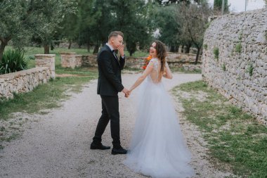 Tuscany, İtalya 'da düğün günlerinde yürüyen mutlu, güler yüzlü bir çift. Gelin ve damat sokakta ellerinin arasında yürürler. Genç ve şık bir çift yürüyor. Karı koca güzelce anlaşıyorlar.