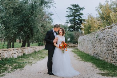 Tuscany, İtalya 'da düğün günlerinde yürüyen mutlu, güler yüzlü bir çift. Gelin ve damat sokakta ellerinin arasında yürürler. Genç ve şık bir çift yürüyor. Karı koca güzelce anlaşıyorlar.