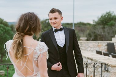 Tuscany, İtalya 'da düğün günlerinde yürüyen mutlu, güler yüzlü bir çift. Gelin ve damat sokakta ellerinin arasında yürürler. Genç ve şık bir çift yürüyor. Karı koca güzelce anlaşıyorlar.