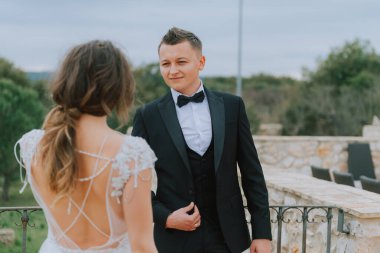 Tuscany, İtalya 'da düğün günlerinde yürüyen mutlu, güler yüzlü bir çift. Gelin ve damat sokakta ellerinin arasında yürürler. Genç ve şık bir çift yürüyor. Karı koca güzelce anlaşıyorlar.