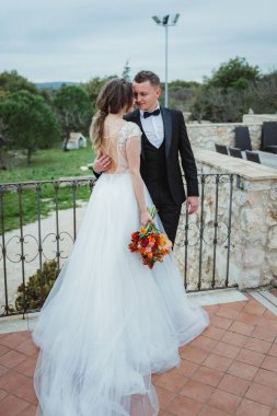 Tuscany, İtalya 'da düğün günlerinde yürüyen mutlu, güler yüzlü bir çift. Gelin ve damat sokakta ellerinin arasında yürürler. Genç ve şık bir çift yürüyor. Karı koca güzelce anlaşıyorlar.