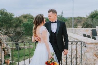 Tuscany, İtalya 'da düğün günlerinde yürüyen mutlu, güler yüzlü bir çift. Gelin ve damat sokakta ellerinin arasında yürürler. Genç ve şık bir çift yürüyor. Karı koca güzelce anlaşıyorlar.