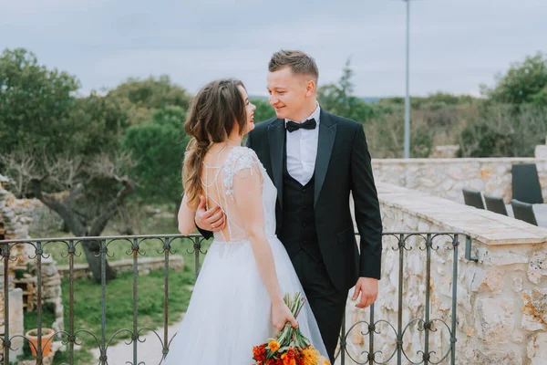 Tuscany, İtalya 'da düğün günlerinde yürüyen mutlu, güler yüzlü bir çift. Gelin ve damat sokakta ellerinin arasında yürürler. Genç ve şık bir çift yürüyor. Karı koca güzelce anlaşıyorlar.