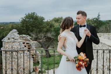 Tuscany, İtalya 'da düğün günlerinde yürüyen mutlu, güler yüzlü bir çift. Gelin ve damat sokakta ellerinin arasında yürürler. Genç ve şık bir çift yürüyor. Karı koca güzelce anlaşıyorlar.