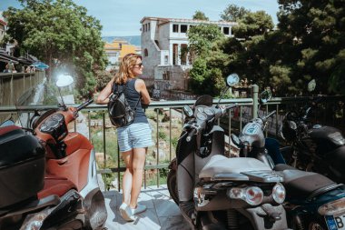 Yunanistan 'ın başkenti Atina' da eski bir Avrupa şehrinin caddesinde yürüyen güzel bir kız. Sokakta yürüyen bir turist kızın portresi..