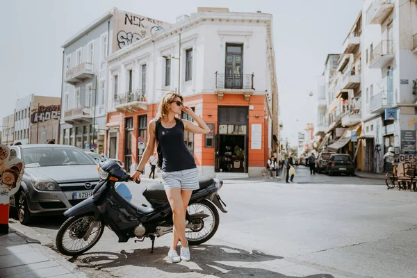 Hermosa muchacha que camina a lo largo de la calle de una vieja ciudad europea, capital de Grecia Atenas. Retrato de una chica turística caminando sobre el fondo de la calle. — Foto de Stock