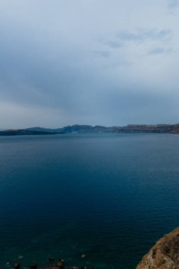Gün batımında deniz ve kaya. Doğa bileşimi. Gün batımında güzel kıyı şeridi