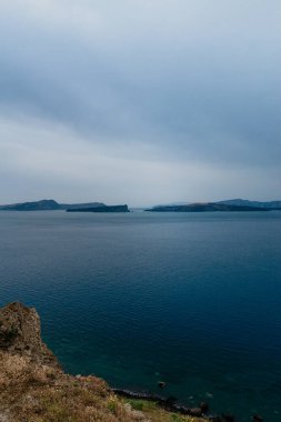 Gün batımında deniz ve kaya. Doğa bileşimi. Gün batımında güzel kıyı şeridi