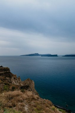 Gün batımında deniz ve kaya. Doğa bileşimi. Gün batımında güzel kıyı şeridi