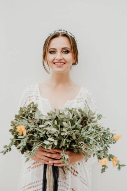 Çiçek buketiyle genç ve çekici gelin