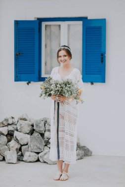 Çiçek buketiyle genç ve çekici gelin