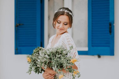 Çiçek buketiyle genç ve çekici gelin