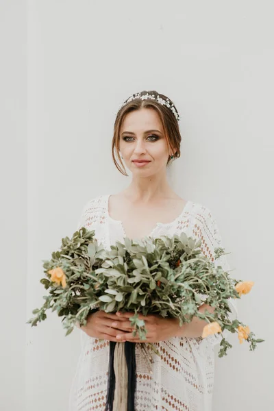 Молодая привлекательная невеста с букетом цветов — стоковое фото