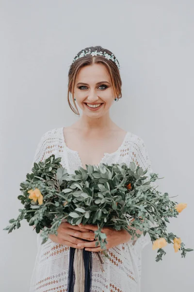Mladá atraktivní nevěsta s kyticí květin — Stock fotografie