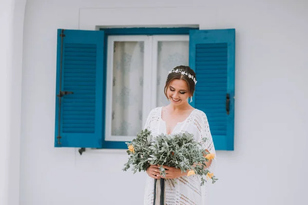 花の花束を持つ若い魅力的な花嫁 — ストック写真